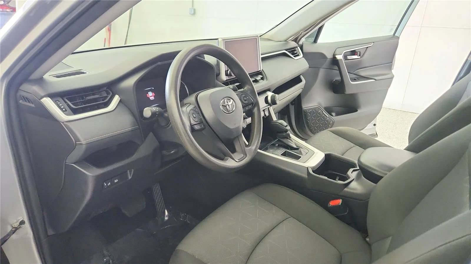 Used 2024 Toyota RAV4 XLE FWD image 23