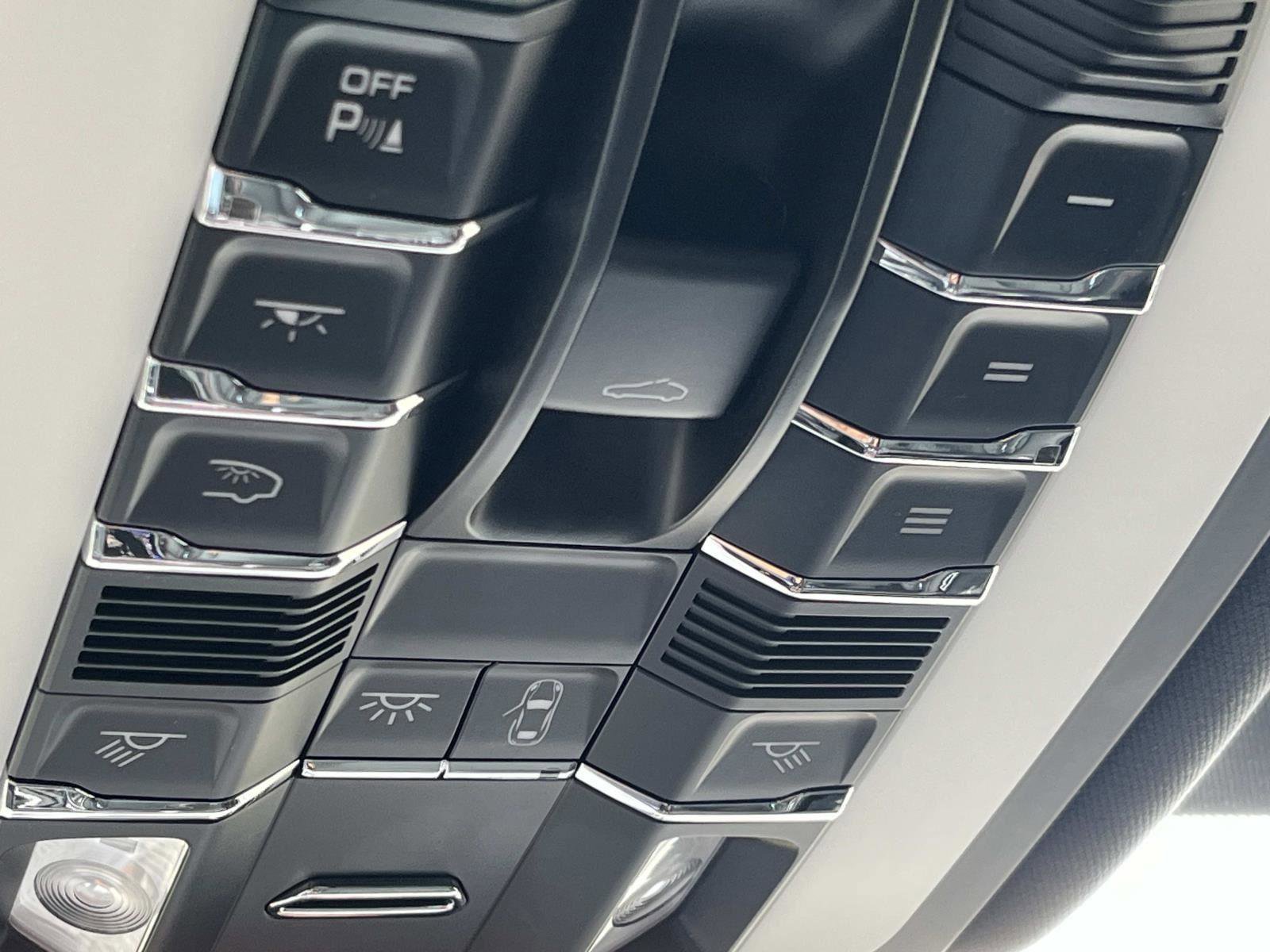 Used 2022 Porsche Macan S image 36