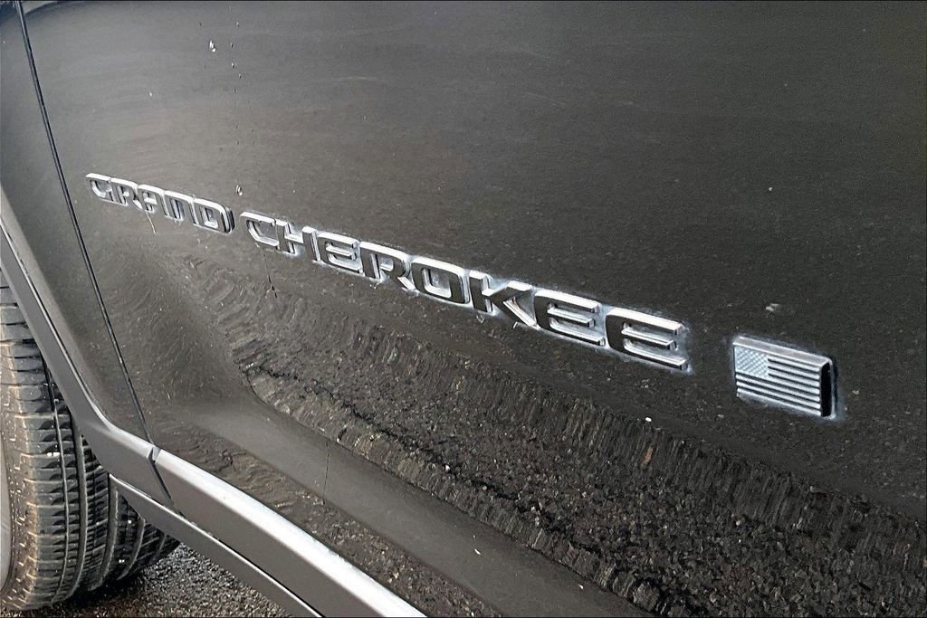 Used 2024 Jeep Grand Cherokee Altitude AWD/4WD image 8