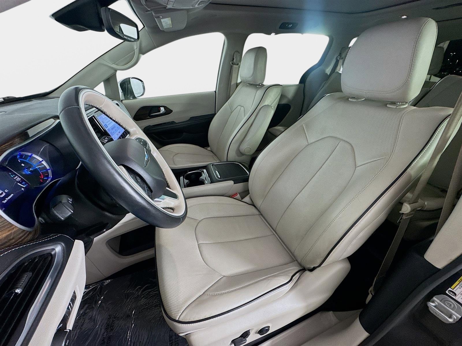 Used 2021 Chrysler Pacifica Limited w/ Uconnect Theater Family Group image 12
