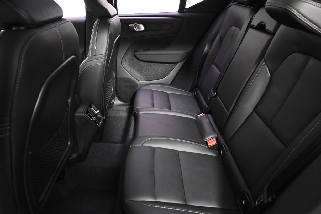 Used 2025 Volvo XC40 B5 Plus image 21