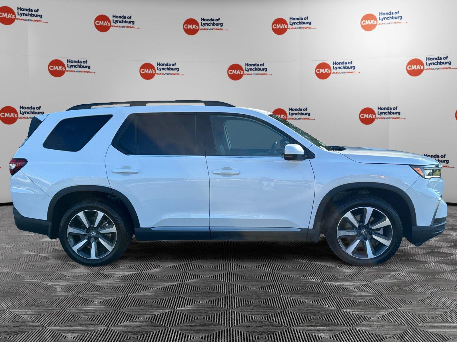 Used 2025 Honda Pilot Touring image 6