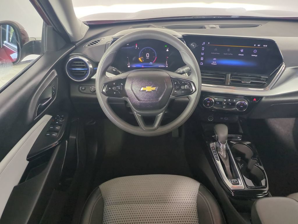 Used 2025 Chevrolet Trax LT FWD image 20