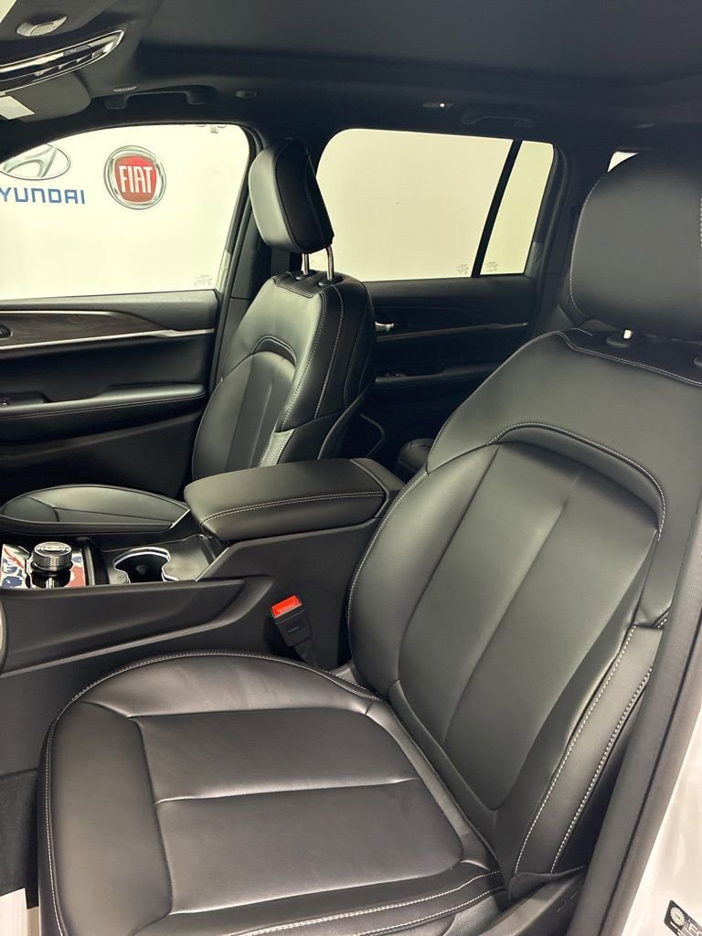 New 2026 Jeep Grand Cherokee Limited w/ Limited Altitude Package AWD/4WD image 10