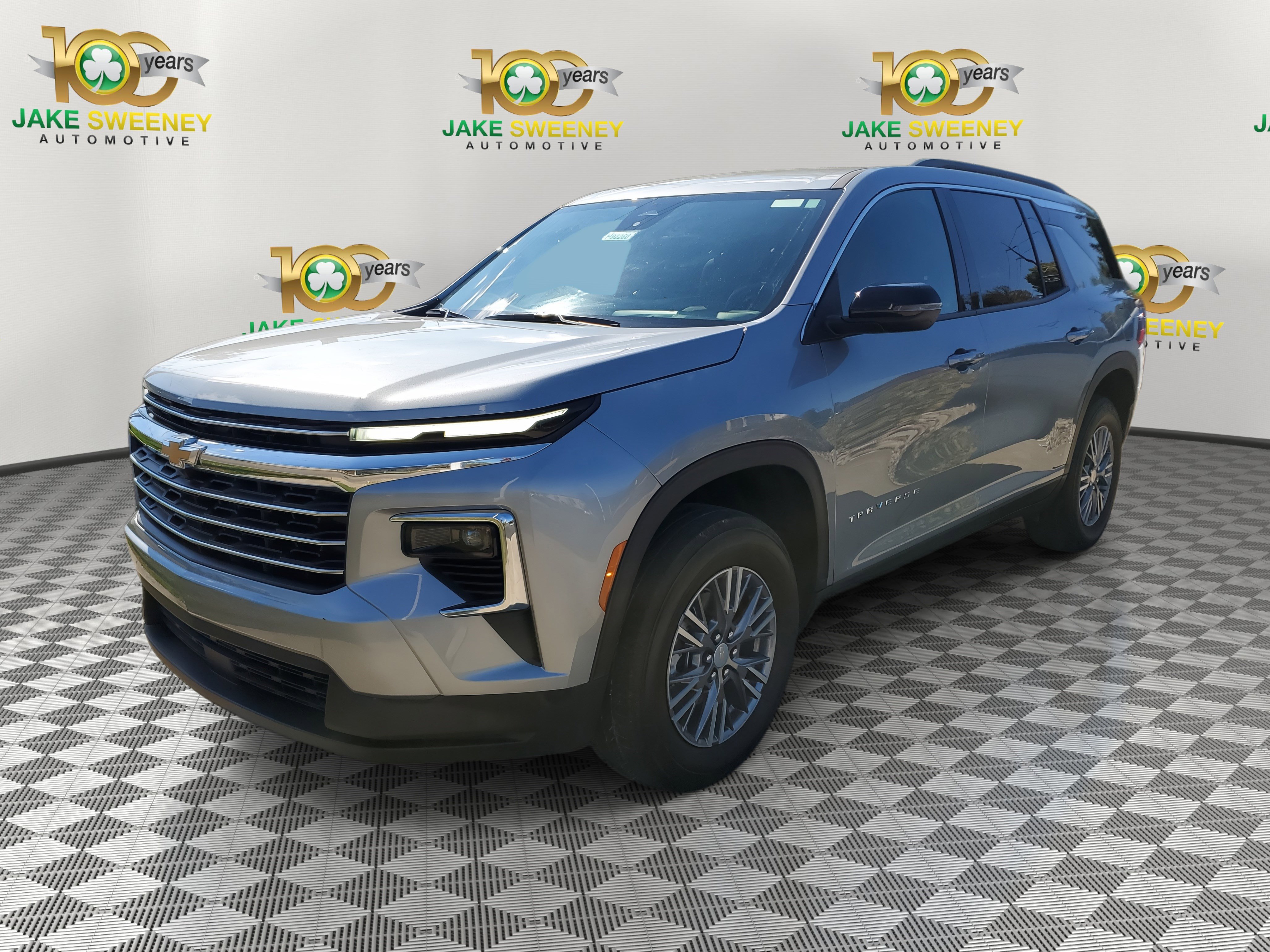 Used 2025 Chevrolet Traverse LT image 3