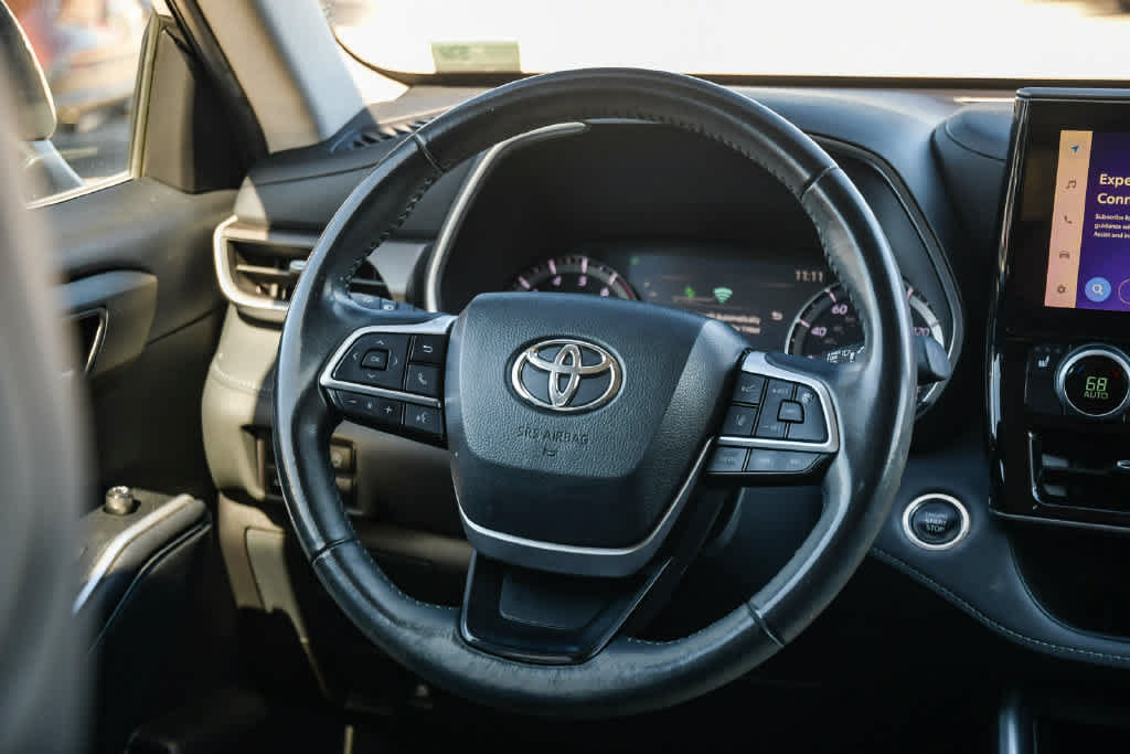 Used 2024 Toyota Highlander XLE FWD image 12