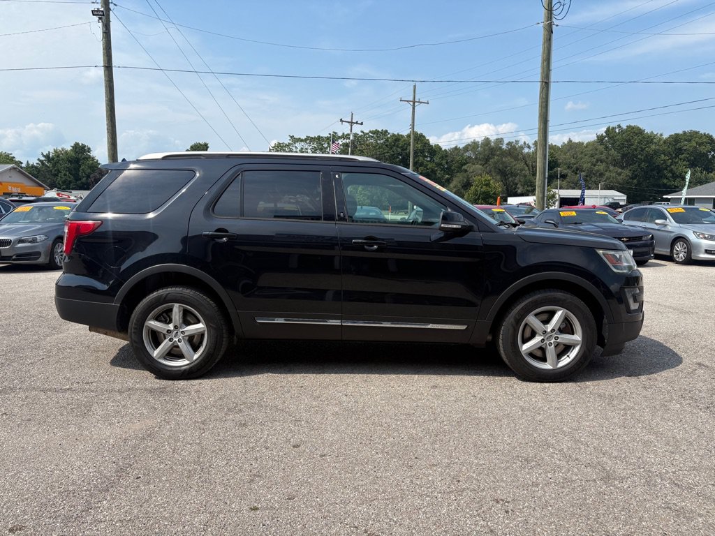 Used 2017 Ford Explorer XLT w/ Equipment Group 201A AWD/4WD image 3