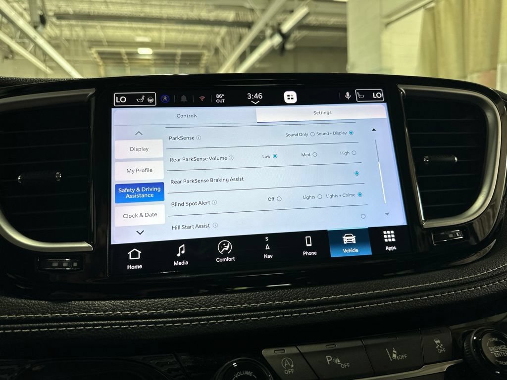 Used 2023 Chrysler Pacifica Limited FWD image 61