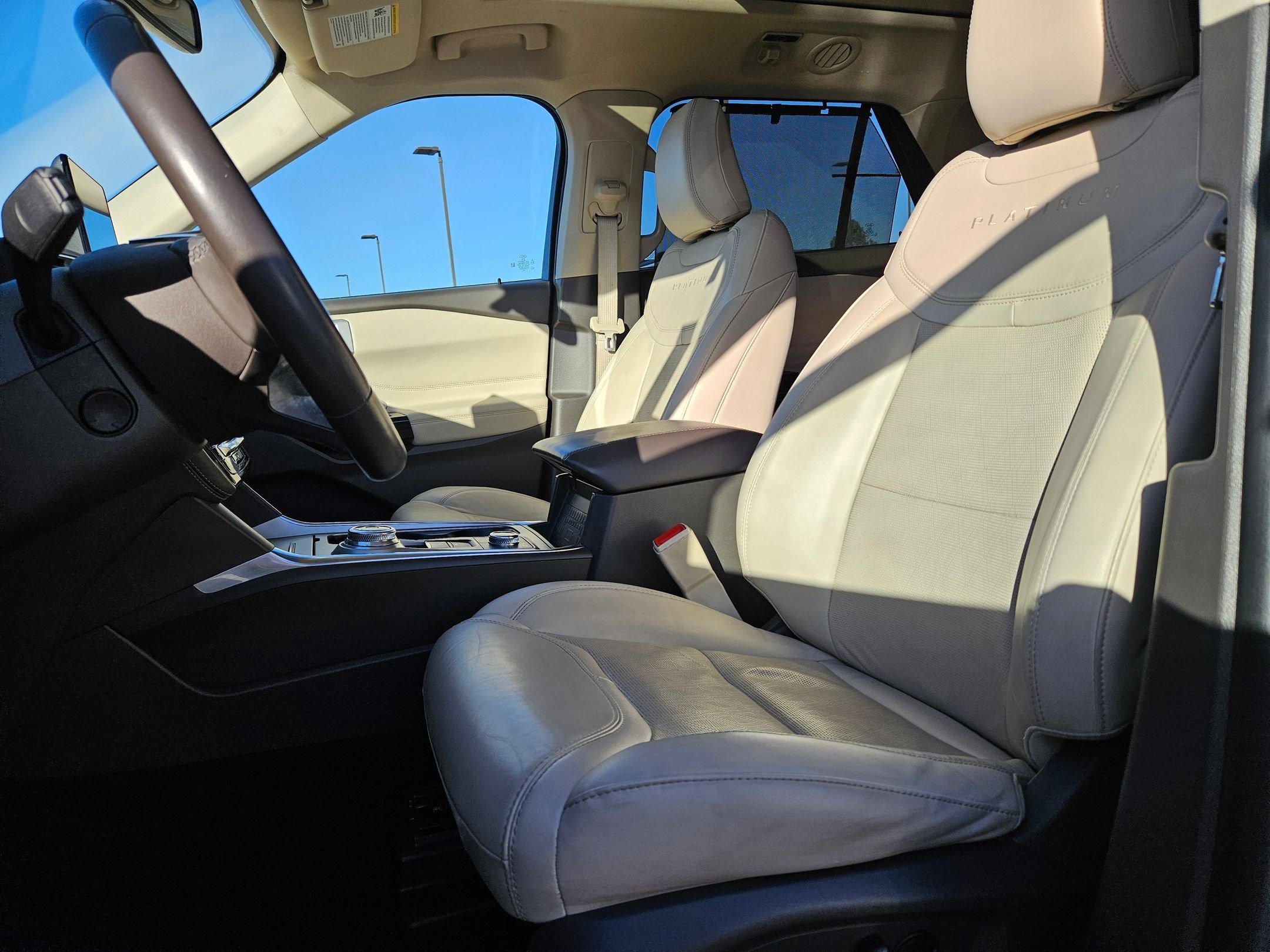 Used 2023 Ford Explorer Platinum w/ Technology Package AWD/4WD image 17