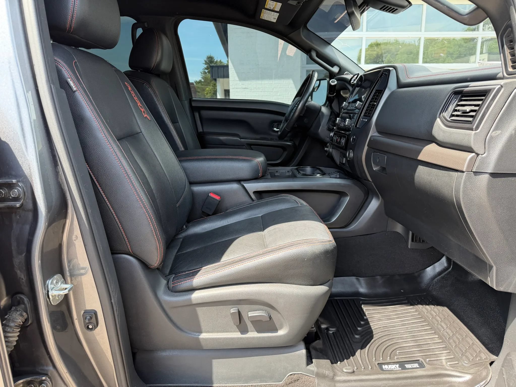 Used 2020 Nissan Titan PRO-4X w/ Pro-4x Convenience Package AWD/4WD image 15