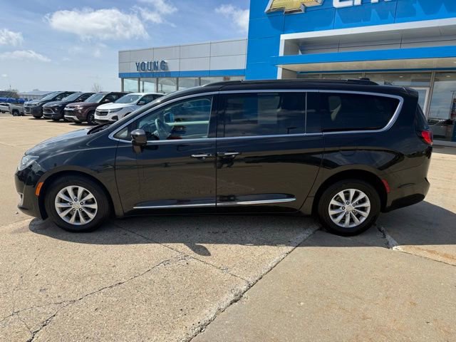 Used 2017 Chrysler Pacifica Touring-L FWD image 2