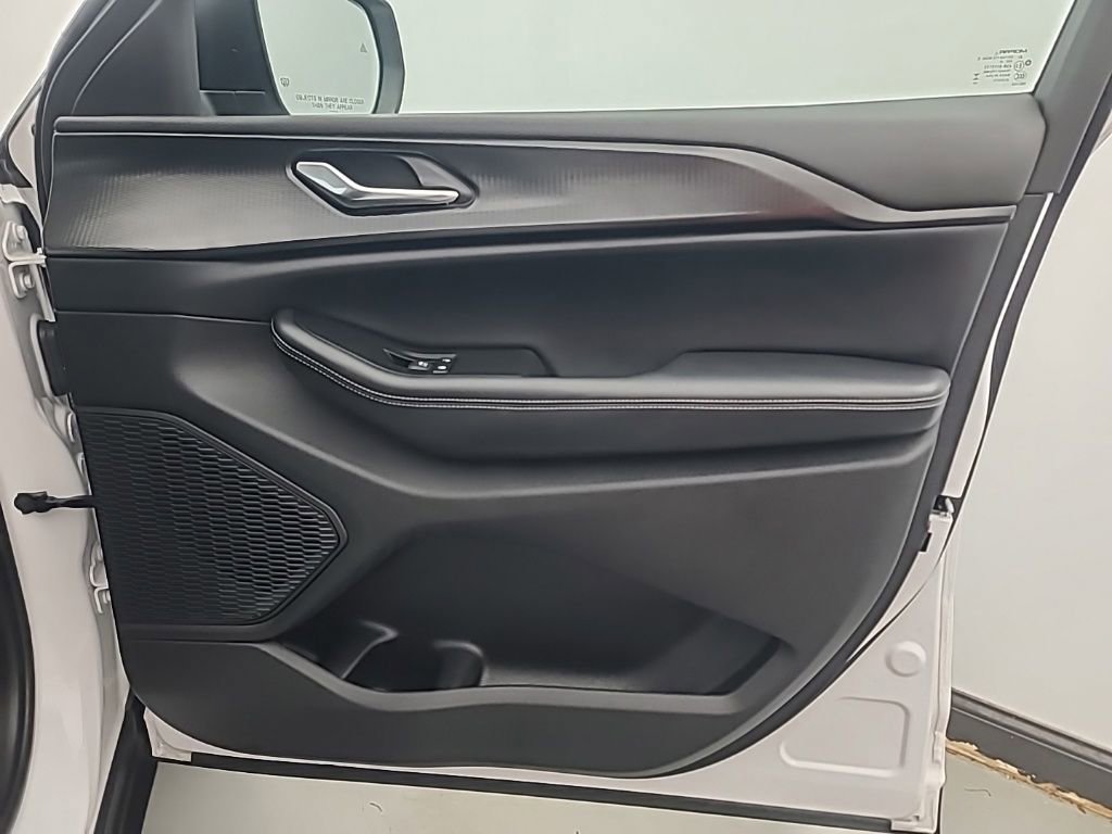 Used 2024 Jeep Grand Cherokee Laredo X image 13