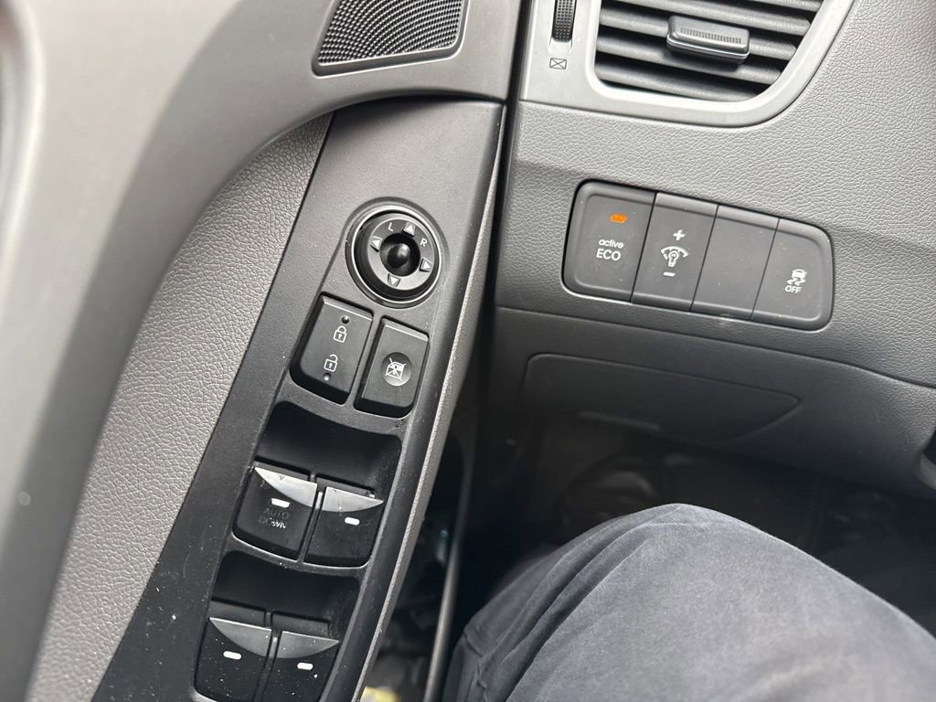 Used 2014 Hyundai Elantra SE image 21