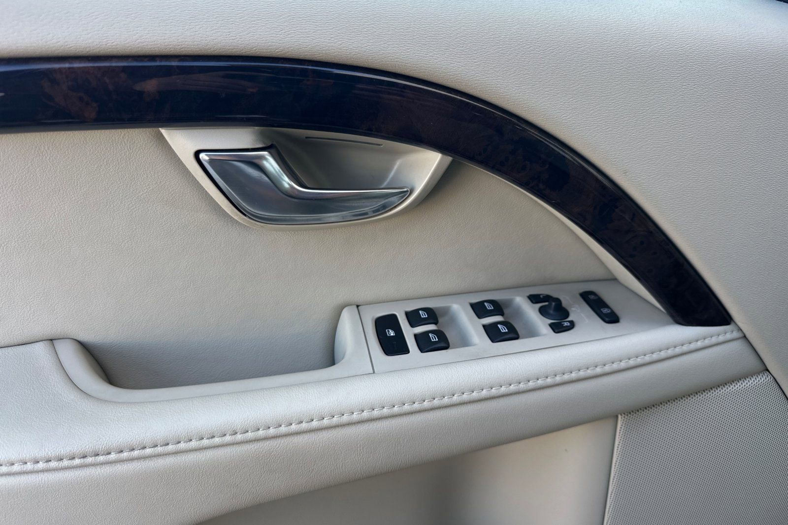 Used 2016 Volvo XC70 T5 Platinum w/ Protection Package image 14