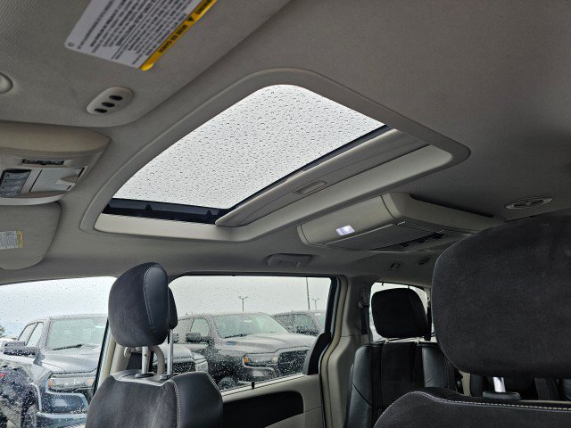Used 2015 Chrysler Town & Country Limited FWD image 30