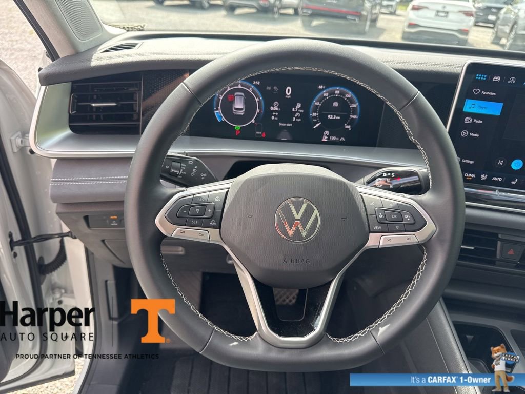 Used 2025 Volkswagen Tiguan SE w/ Panoramic Sunroof Package image 17