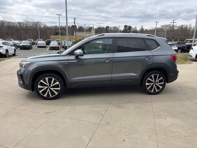 Used 2022 Volkswagen Taos SE w/ Panoramic Sunroof Package FWD image 4