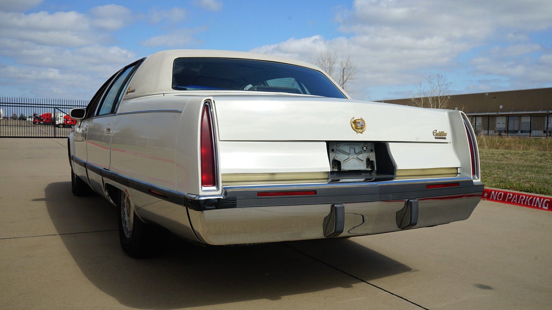 Used 1993 Cadillac Fleetwood Sedan RWD image 9