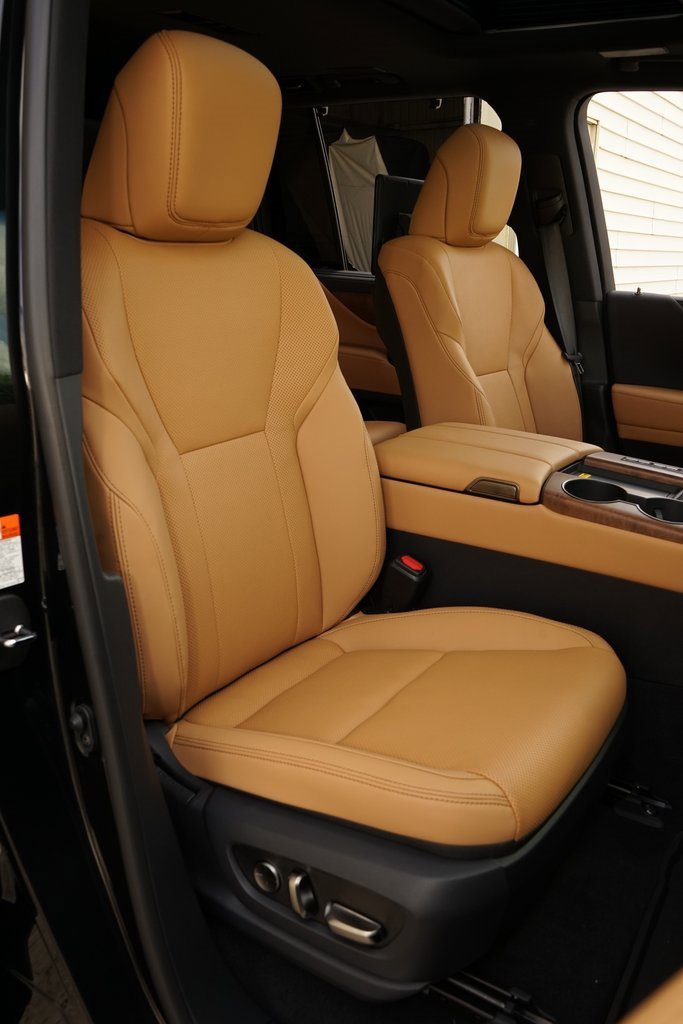 Used 2025 Lexus LX 600 4WD w/ Luxury Package image 10