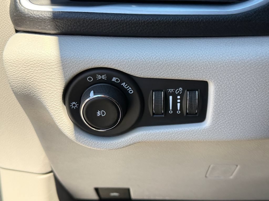 Used 2018 Chrysler Pacifica Limited w/ Tire & Wheel Group FWD image 23