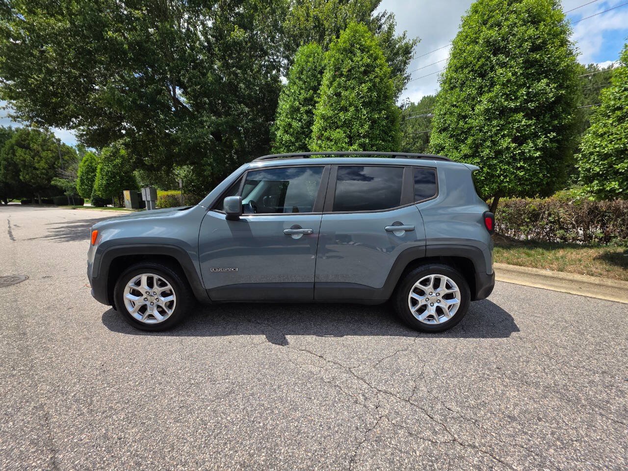 Used 2017 Jeep Renegade Latitude FWD image 2