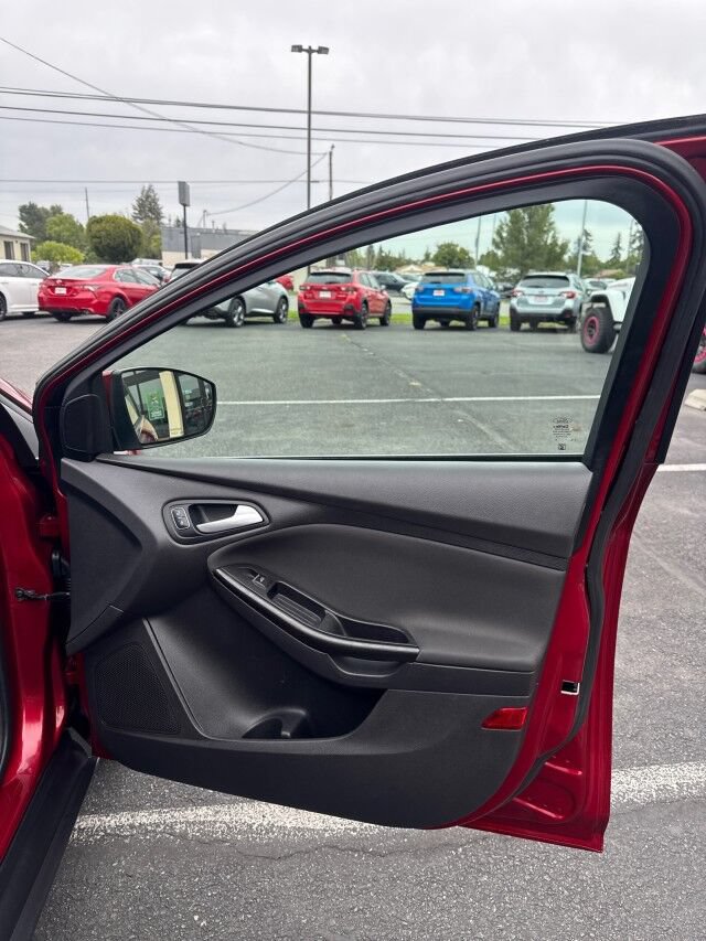 Used 2015 Ford Focus Titanium w/ Titanium Technology Package FWD image 16