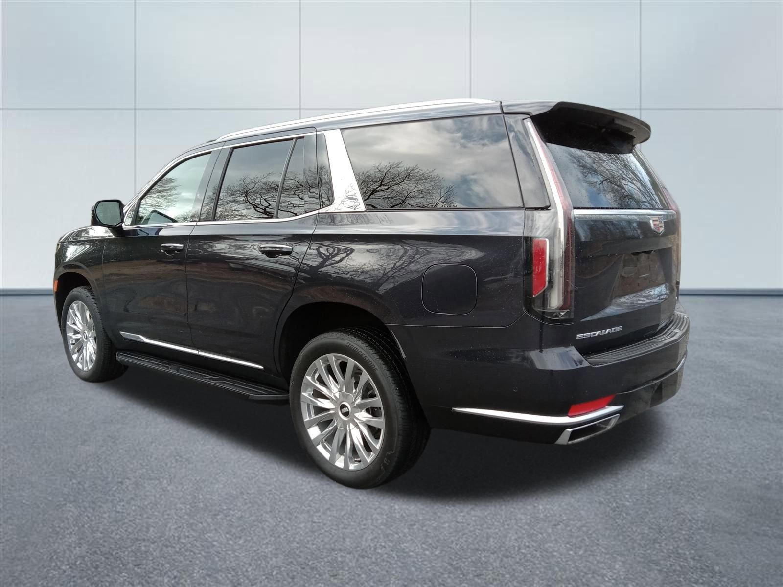Used 2024 Cadillac Escalade Premium Luxury w/ Performance Package image 3