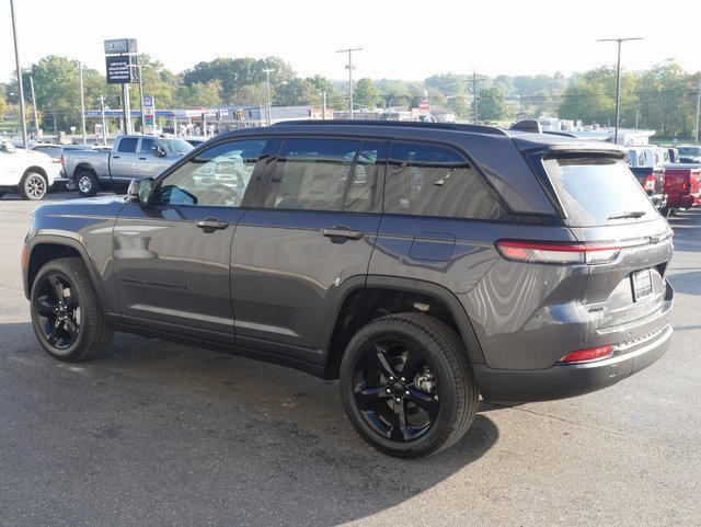 New 2025 Jeep Grand Cherokee Limited w/ Black Appearance Package image 8