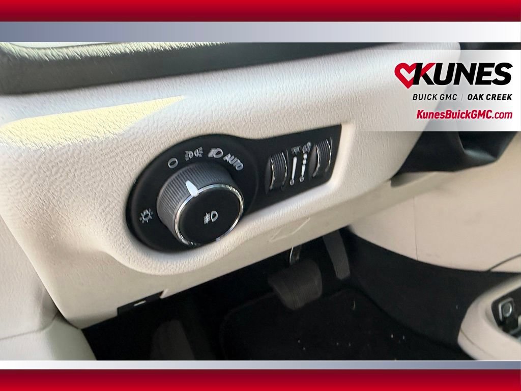 Used 2023 Chrysler Pacifica Touring-L FWD image 18