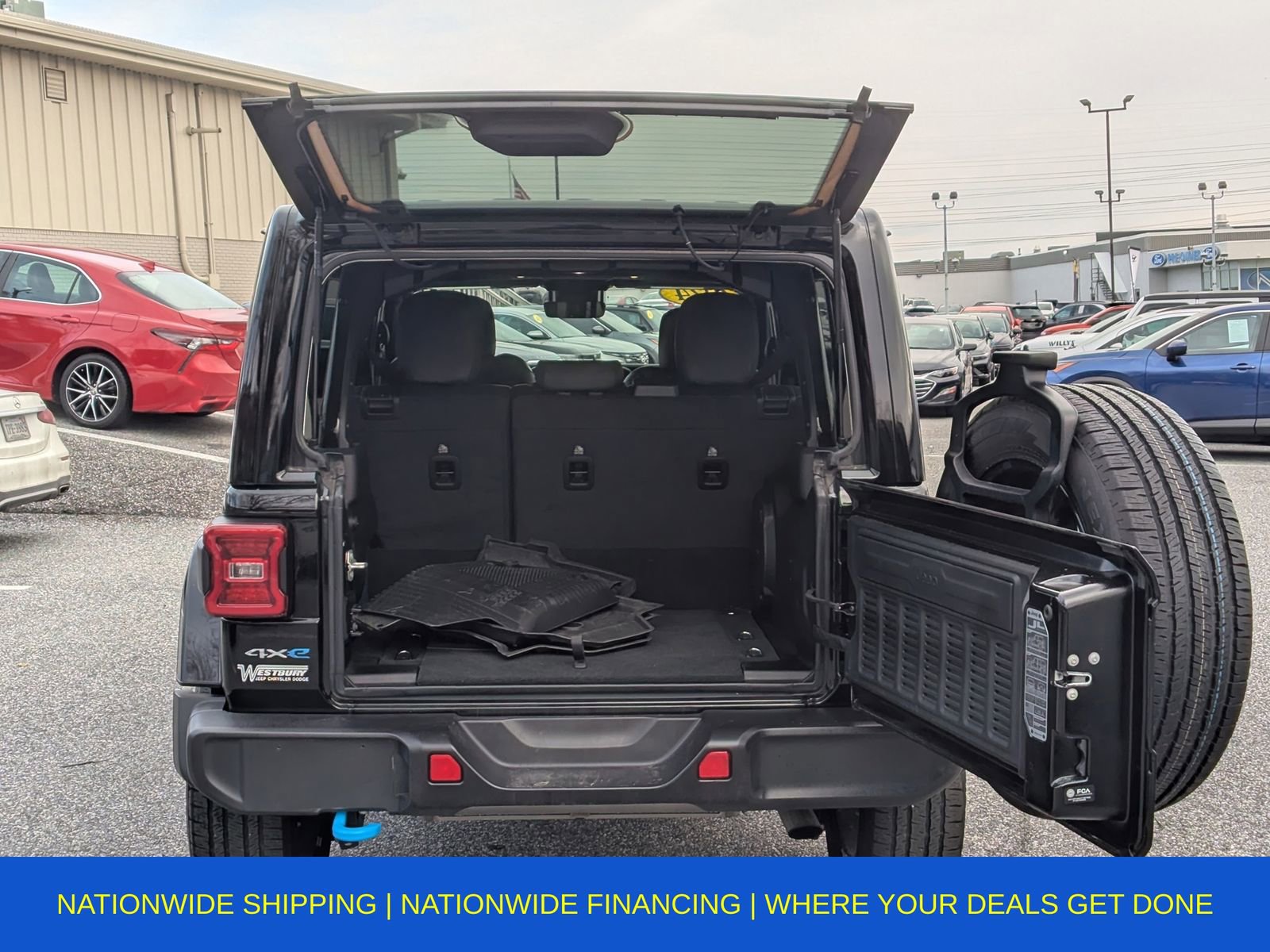 Used 2024 Jeep Wrangler Unlimited Sahara w/ Technology Group image 7