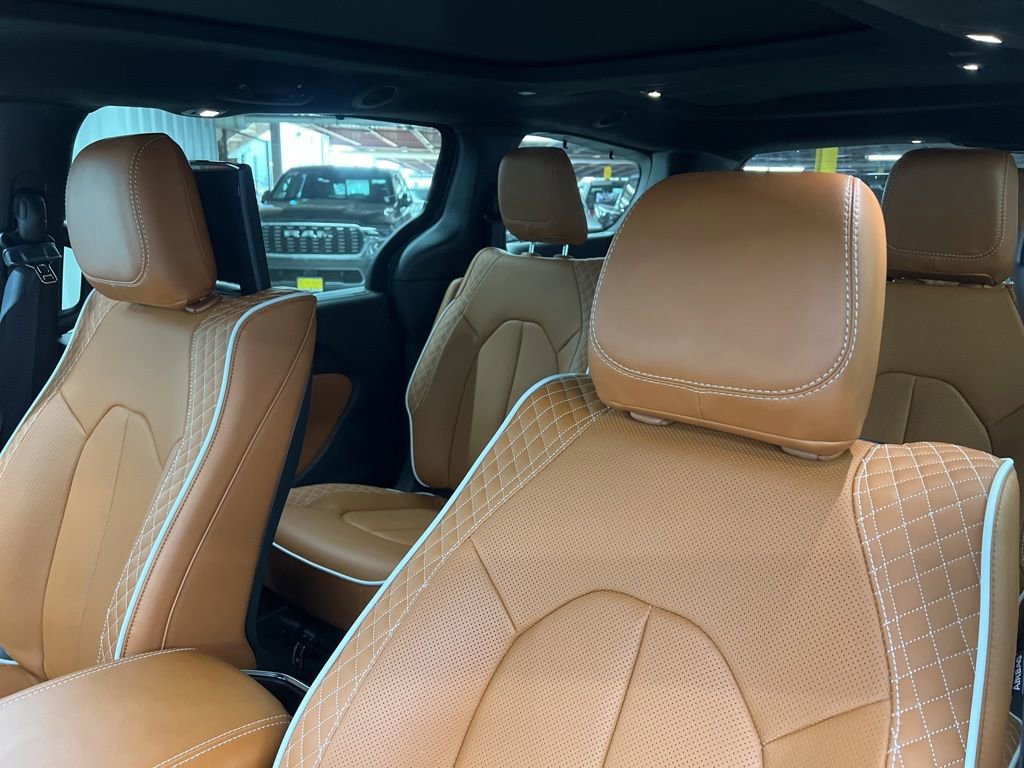 Used 2026 Chrysler Pacifica Pinnacle w/ Trailer Tow Group image 14