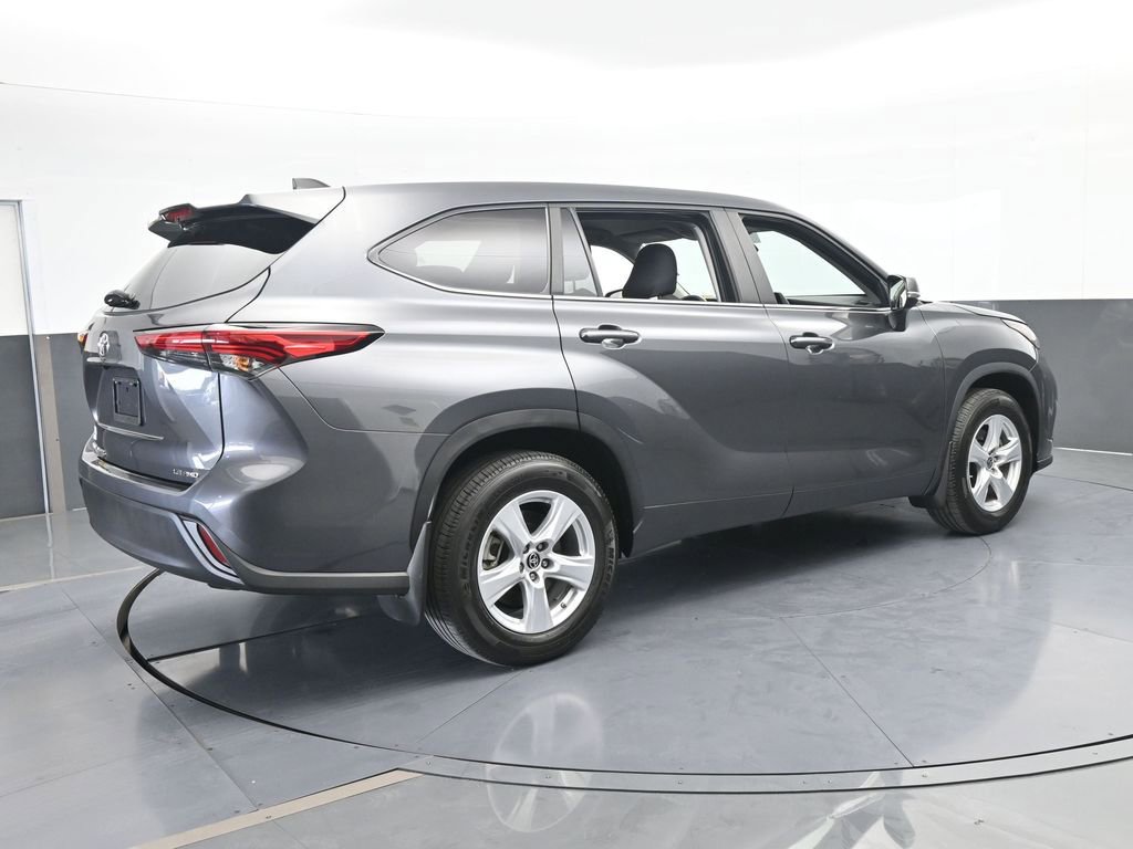 Used 2023 Toyota Highlander LE image 6