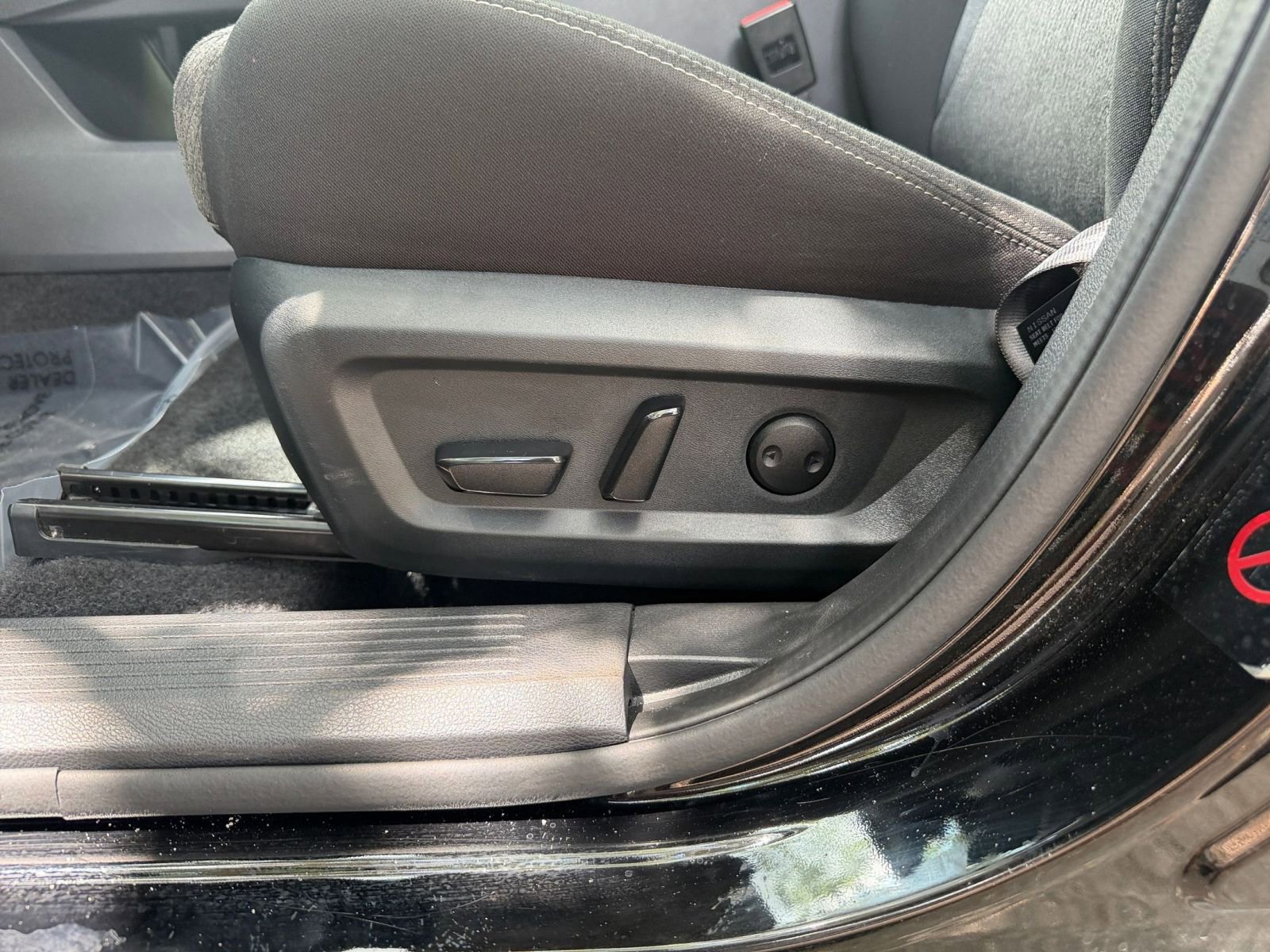 Used 2025 Nissan Rogue SV FWD image 22