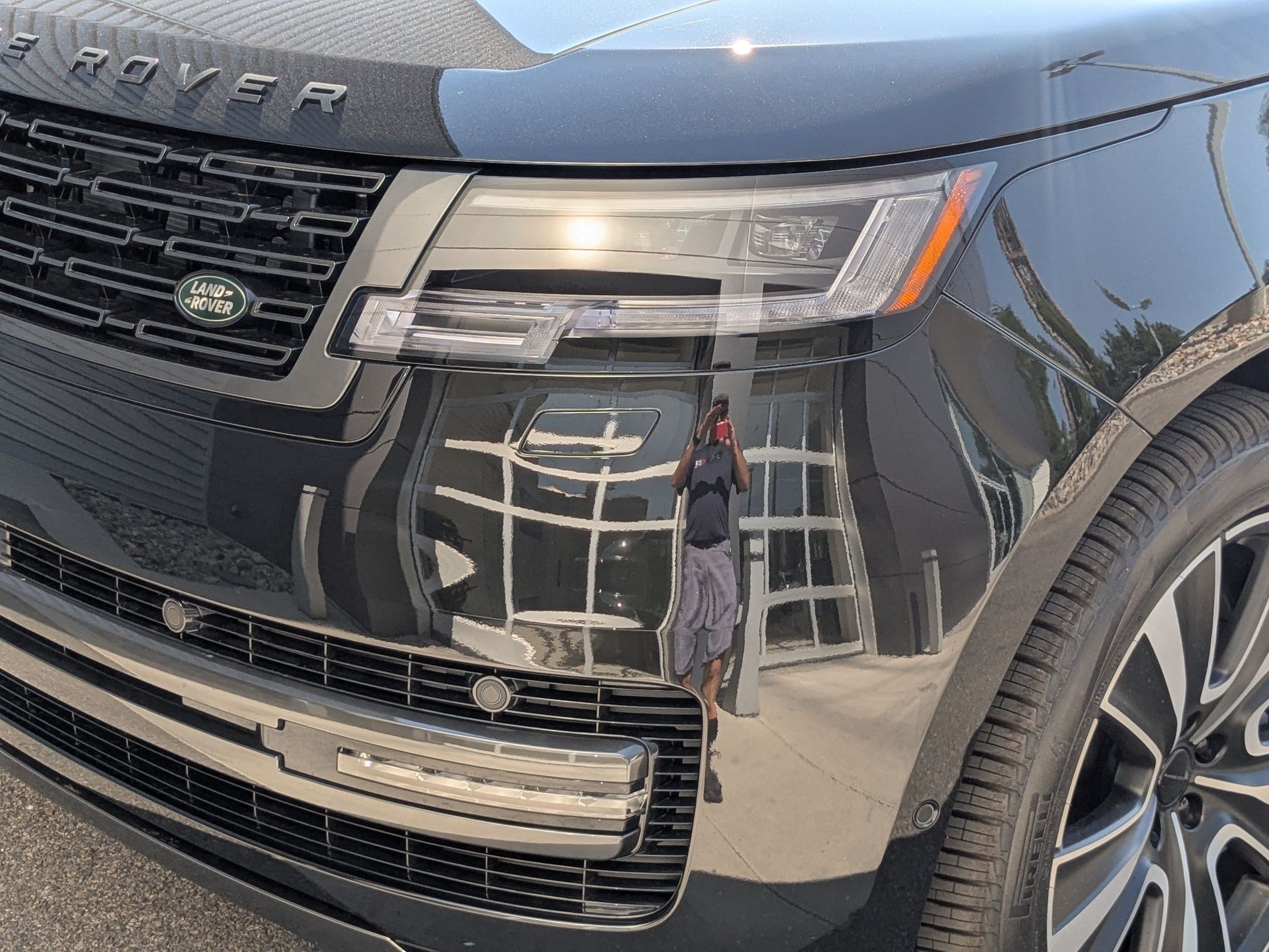 New 2026 Land Rover Range Rover Long Wheelbase SE AWD/4WD image 9