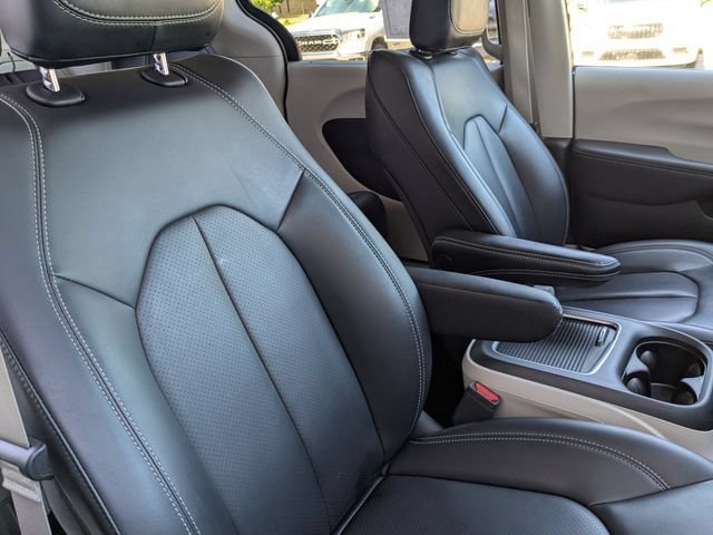 Used 2023 Chrysler Pacifica Touring-L FWD image 27