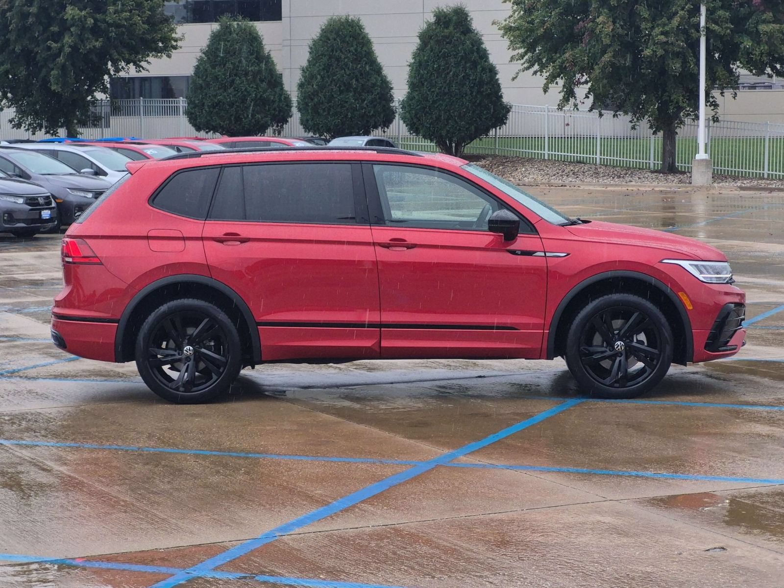 Used 2024 Volkswagen Tiguan SE R-Line w/ MDO Package, Two-Row AWD/4WD image 5