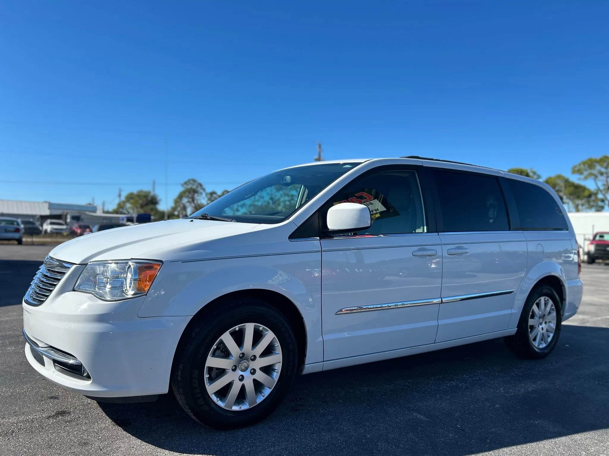 Used 2016 Chrysler Town & Country Touring image 8