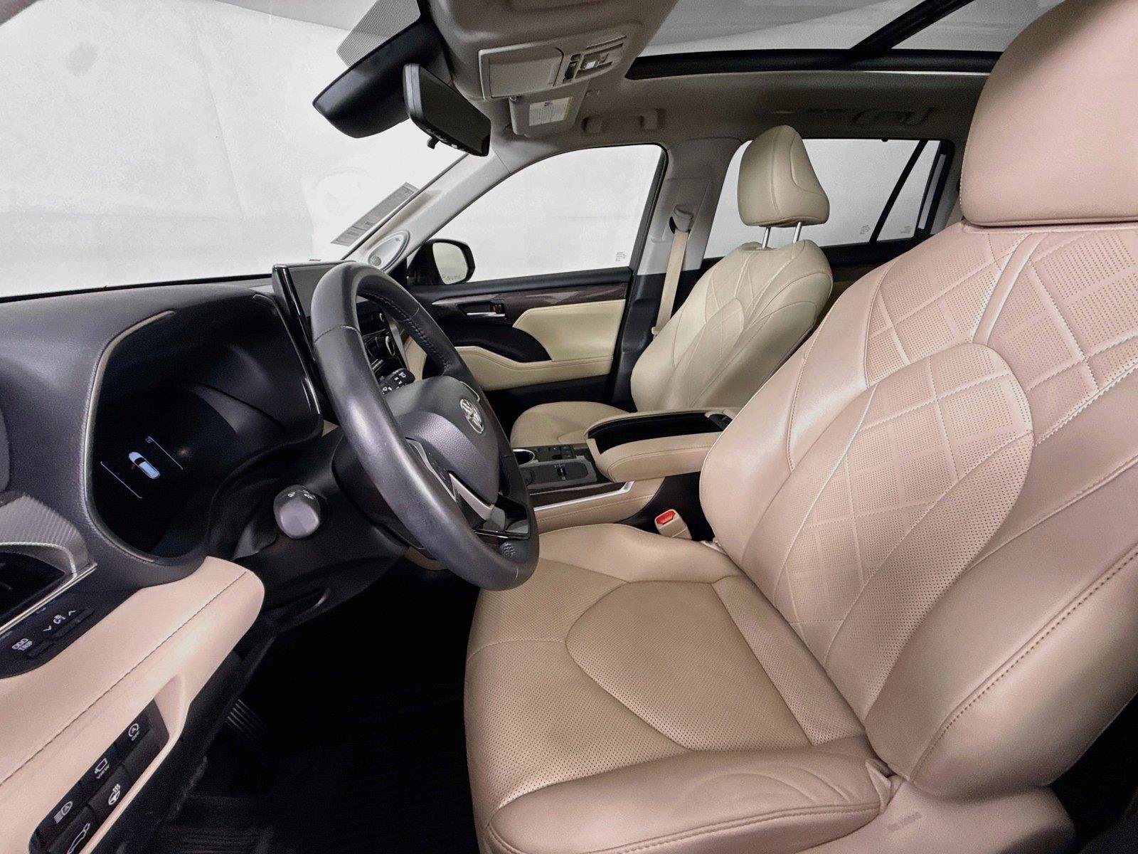 Used 2023 Toyota Highlander Platinum FWD image 4