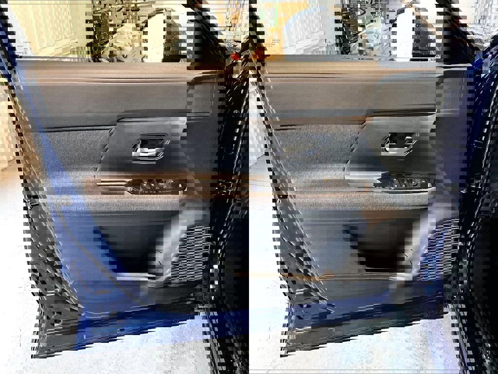 Used 2025 Nissan Kicks SV image 9