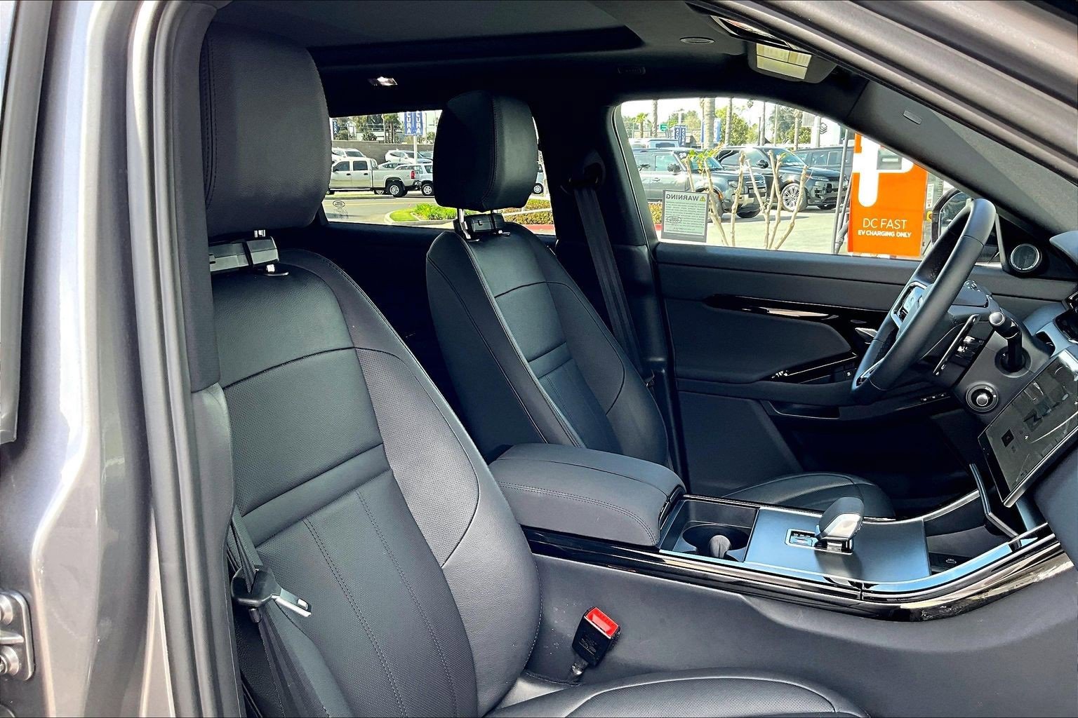 Used 2025 Land Rover Range Rover Evoque Dynamic SE image 7