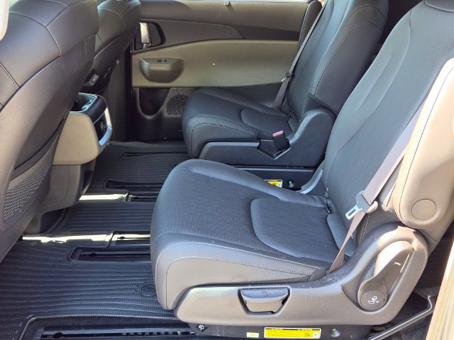Used 2025 Kia Carnival EX FWD image 12