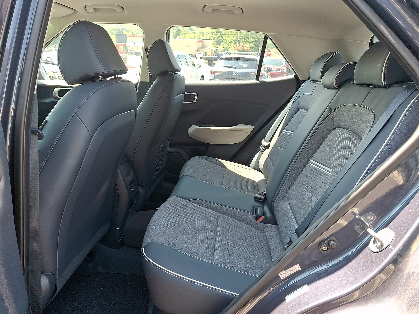 Used 2024 Hyundai Venue Limited FWD image 10