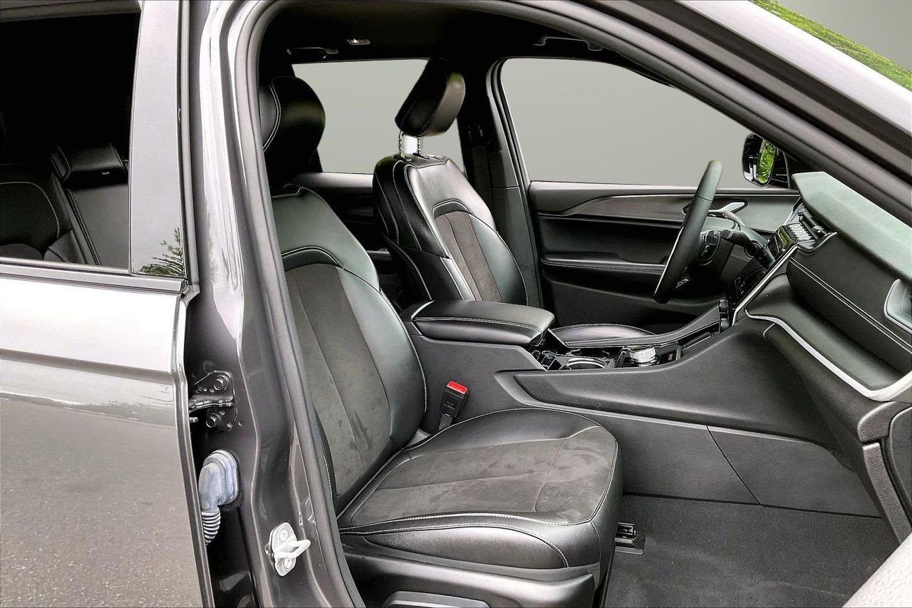 Certified 2023 Jeep Grand Cherokee Altitude AWD/4WD image 23