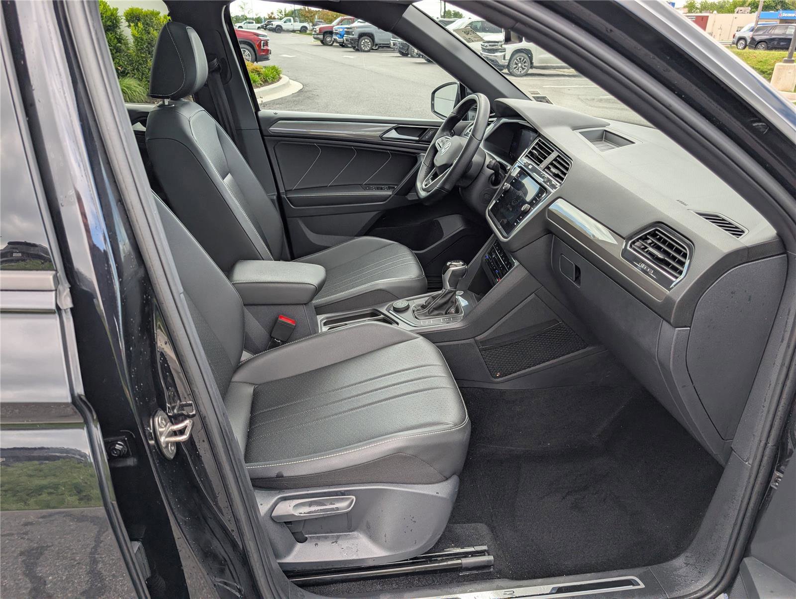 Used 2023 Volkswagen Tiguan SE R-Line AWD/4WD image 11