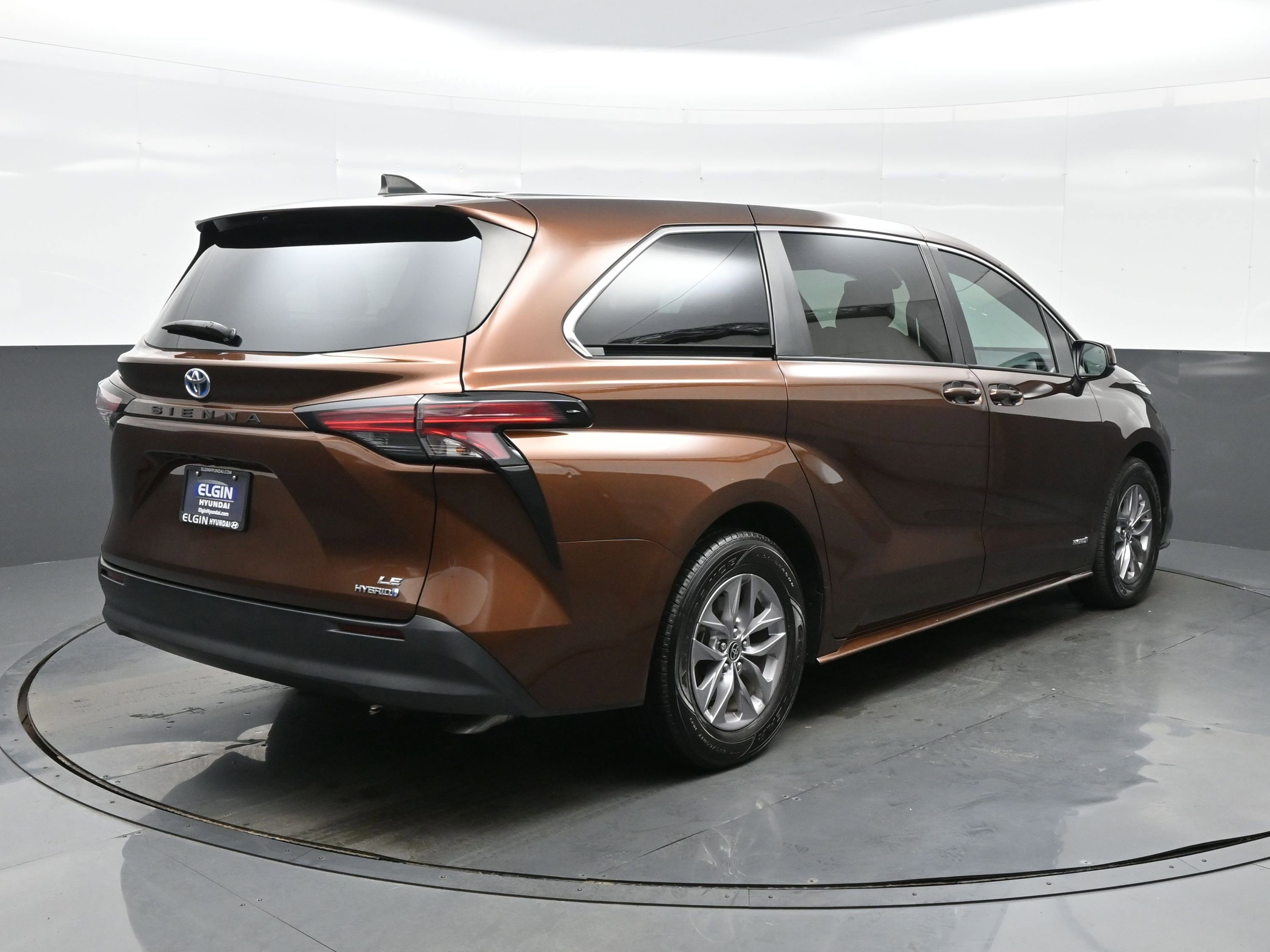 Used 2021 Toyota Sienna LE image 6