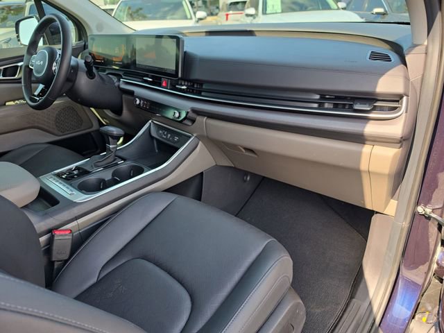 Used 2025 Kia Carnival EX image 22