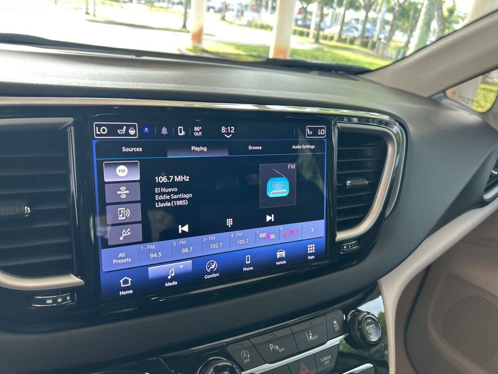 Used 2024 Chrysler Pacifica Touring-L FWD image 7