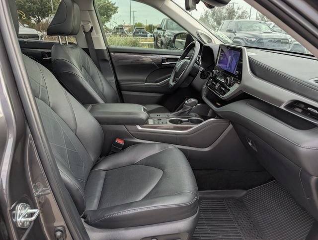 Used 2024 Toyota Highlander Platinum FWD image 34