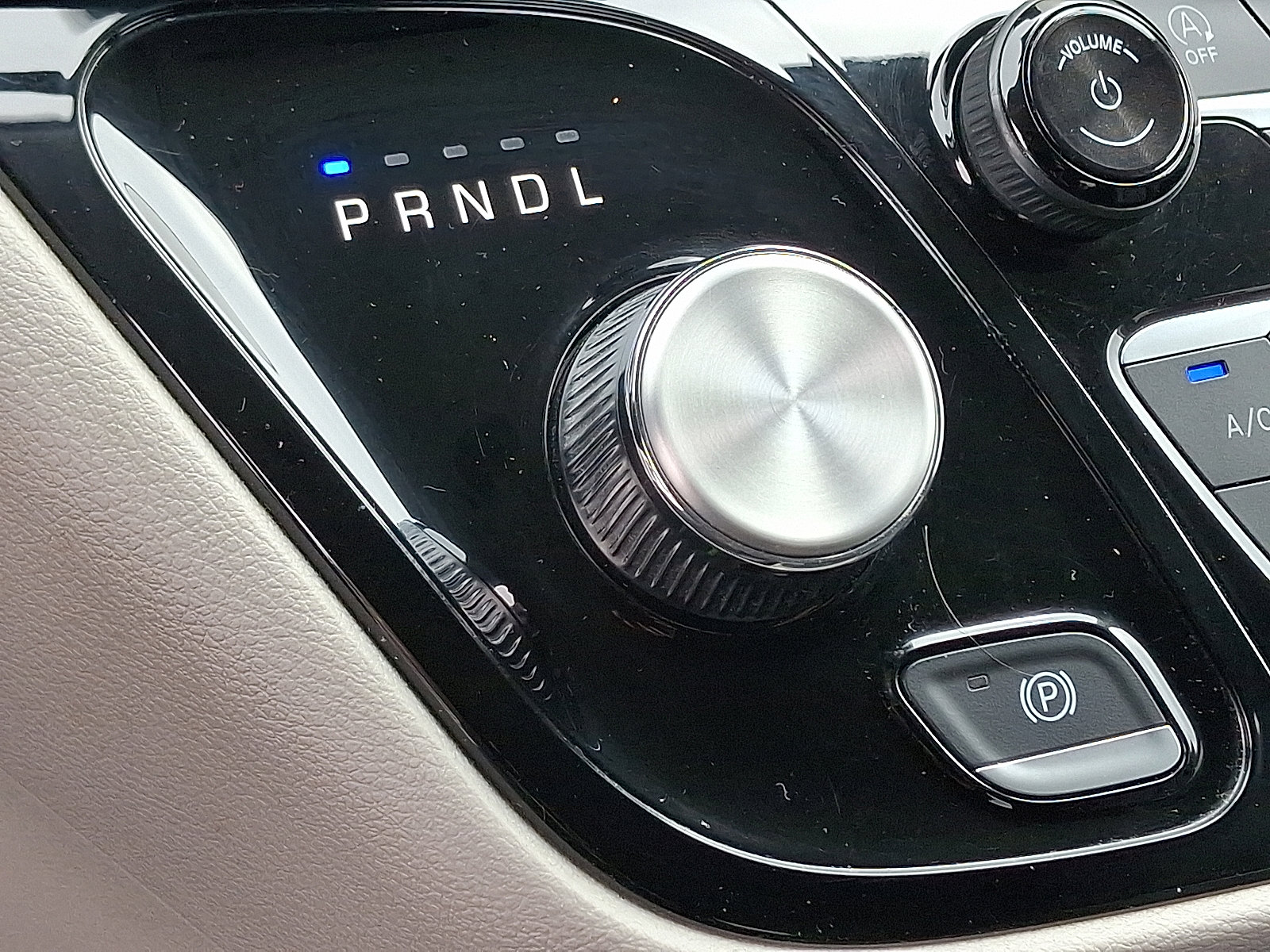 Used 2024 Chrysler Pacifica Touring-L image 16