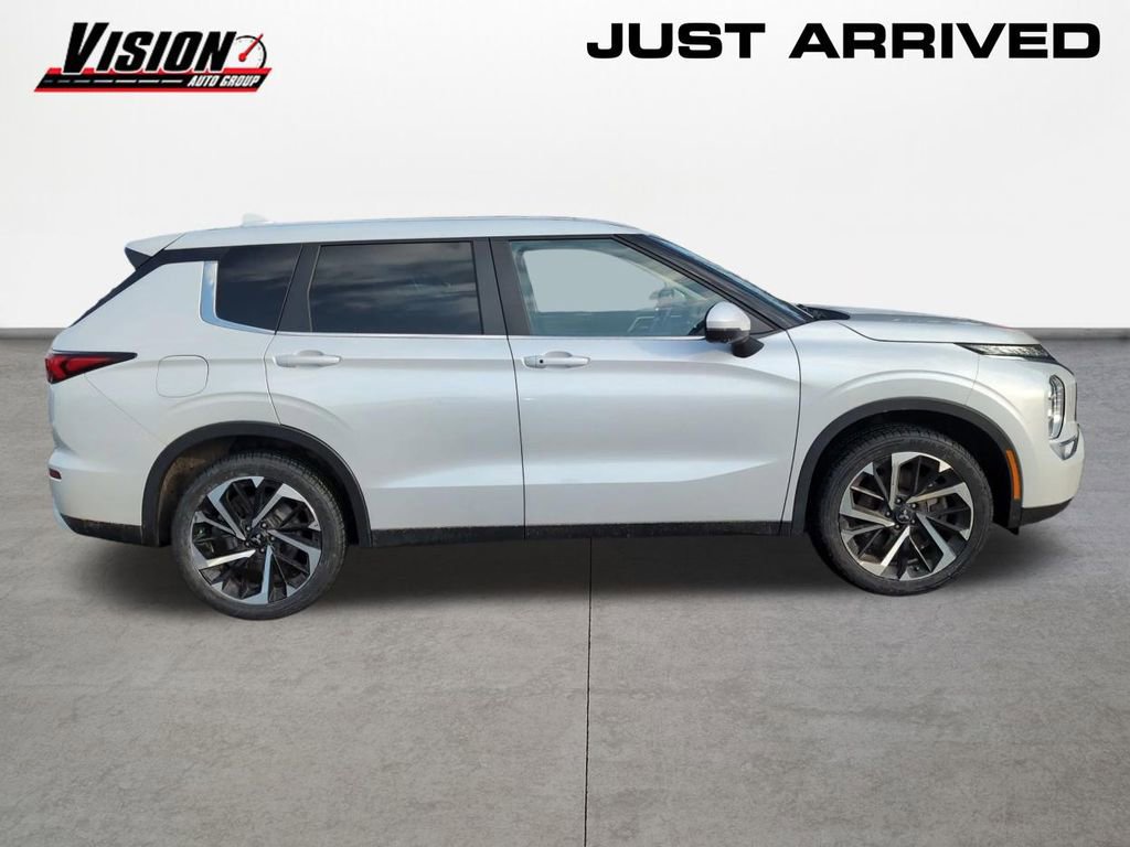 Used 2023 Mitsubishi Outlander SE image 4
